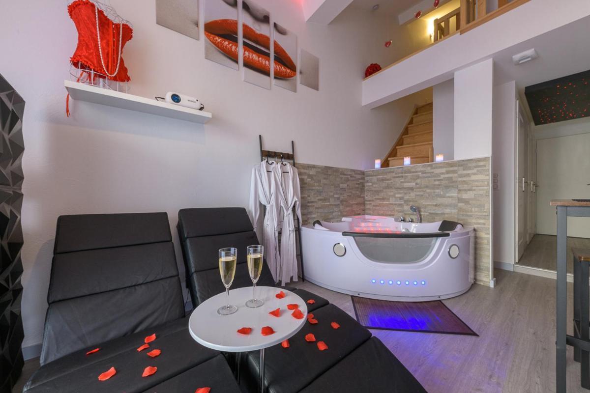 LOVE ROOM - SUITE ROMANTIQUE AVEC SPA PRIVATIF LE PUY-EN-VELAY (France) -  de € 207 | HOTELMIX